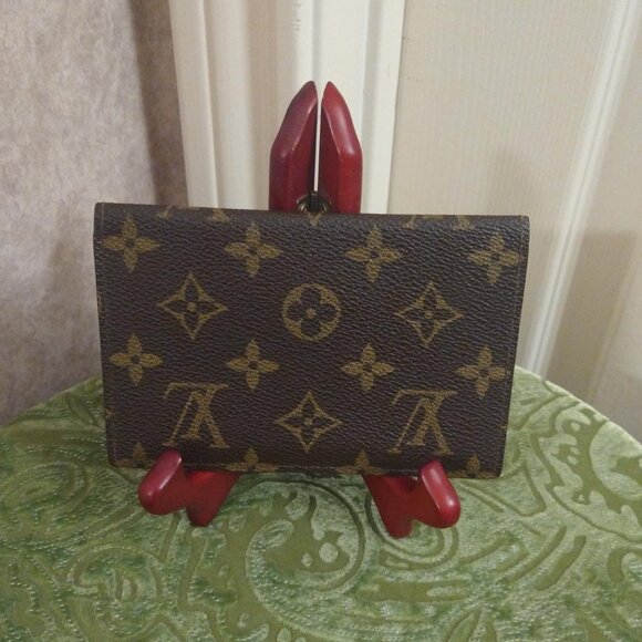 Louis Vuitton Monogram Card Wallet - Picture 2 of 11